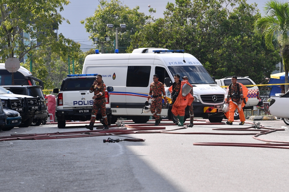 汝来Desa Palma商业区土制炸弹爆炸案发生后，消拯人员在现场工作。-马新社-