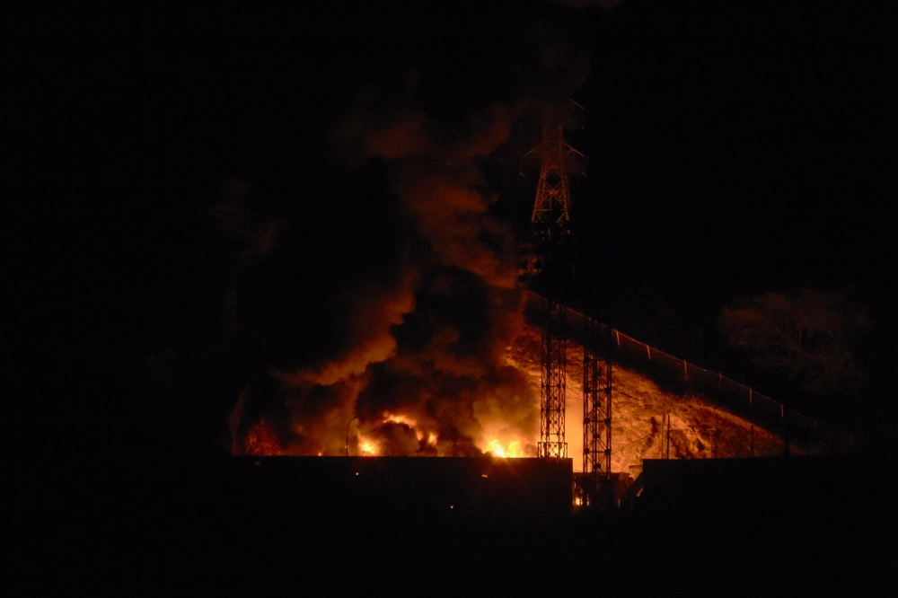 委内瑞拉首都加拉加斯周六传出爆炸声，第乌纳要塞（Fuerte Tiuna）军事基地燃起大火。-法新社-