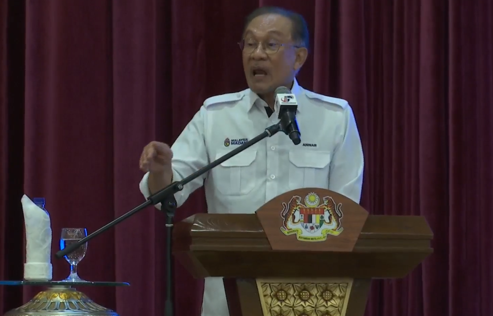 安华说，很多土著以及印裔学生就读华小，因此政府决定增加华小的拨款。-图截自视频-