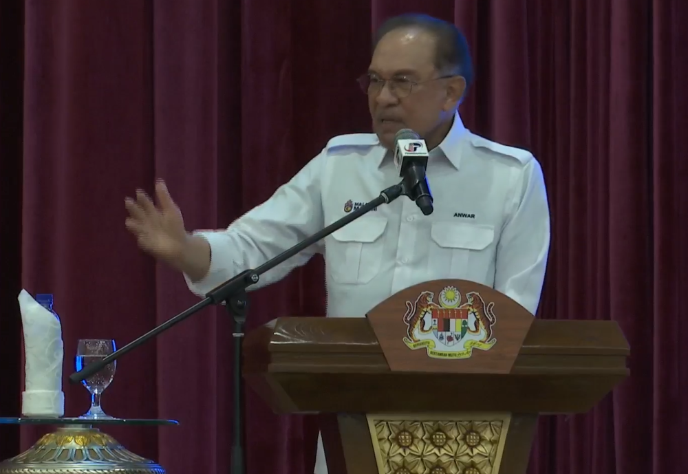 安华宣布，在考量了商家的成本增加因素后，政府决定在展延第4阶段的电子发票计划。-图截自视频-