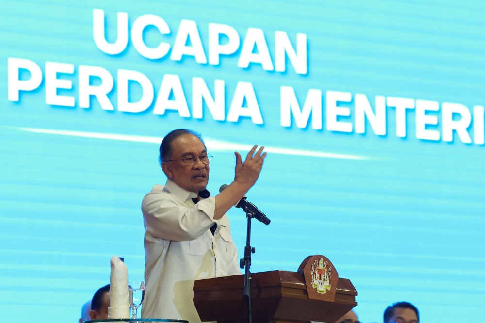 安华承诺严厉打击行政制度内的腐败与贪污行为，不仅涉及从政者，还包括所有公务员。-马新社-