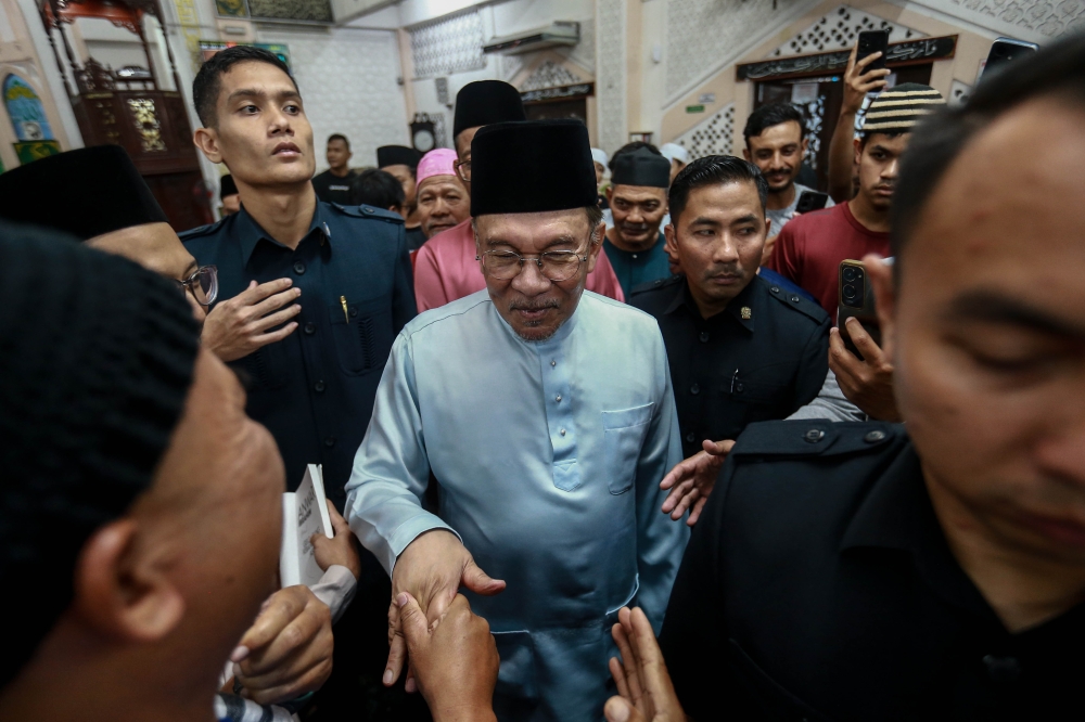 受访者对安华所领导的政府表现满意度不及50%，其中生活成本与经济课题尤为受到关注。-Sayuti Zainudin摄-