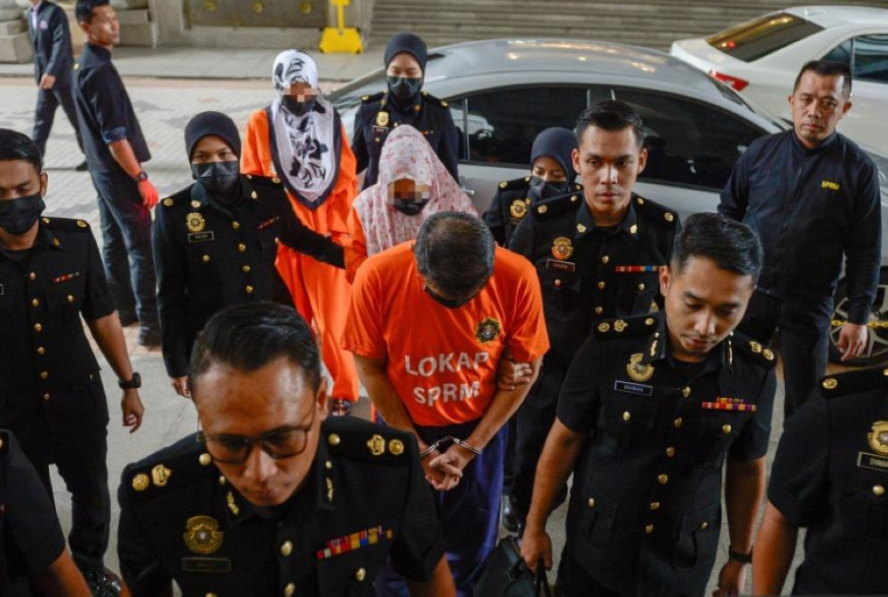 莫哈末哈菲祖丁及两名妻子周四被反贪会押上庭申请延扣。-马新社-