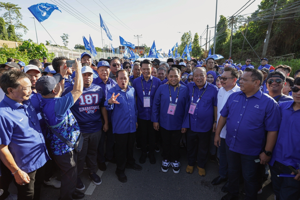 国阵候选人莫纳因库尼亚万和莫哈末依斯迈，周六上午在巫统领袖和支持者的陪同下，抵达提名中心。-马新社-