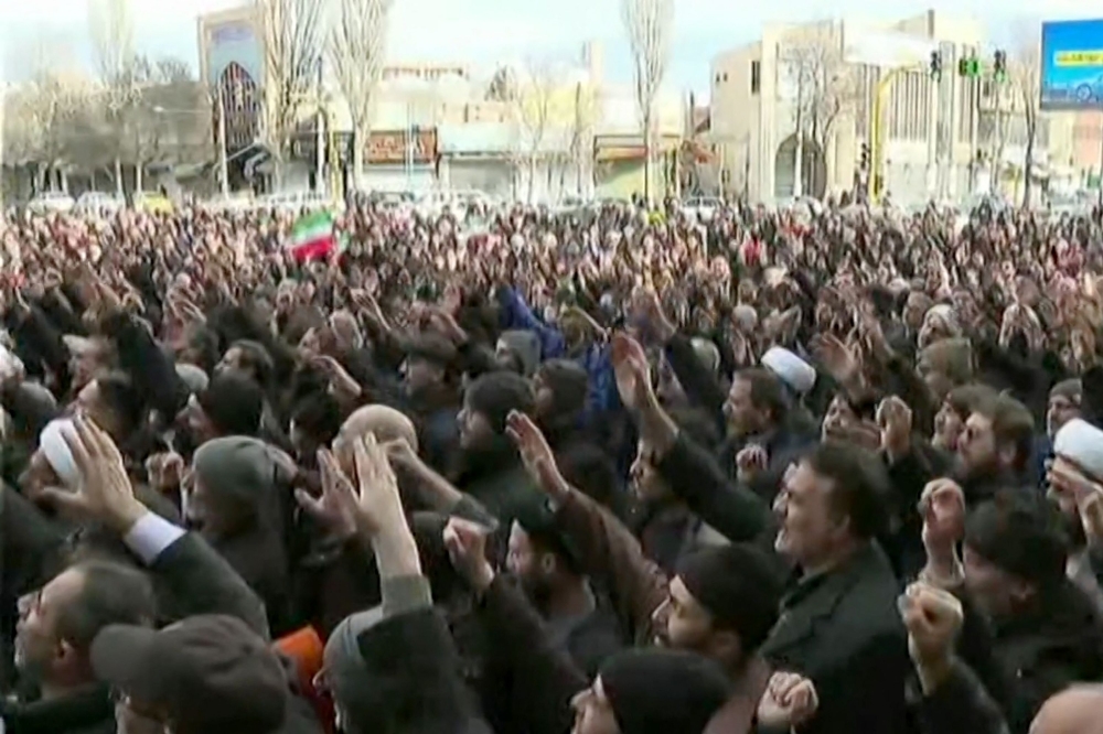 伊朗新闻社9日发布的视频画面显示，在伊朗西北部城市阿尔达比勒（Ardabil），亲政府示威者在街头高喊支持政府口号。-法新社/伊朗新闻社-