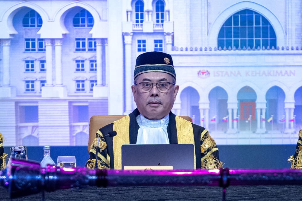 旺阿末对高庭法官延期交出判词的情况感到不满。-Firdaus Latif摄-