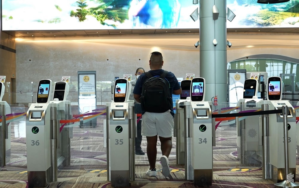 除了MYNIISE，人们依然可以用其他现有管道通关，例如自动通关闸门。-SoyaCincau图-