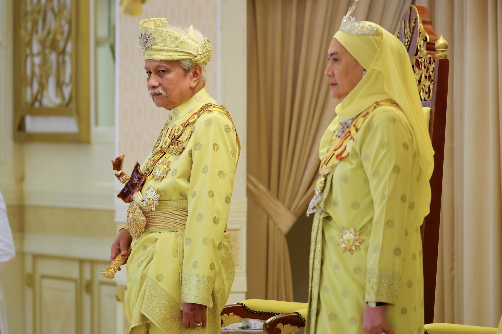 端姑慕力兹（左）在78岁华诞庆典上，表示对国家贪污猖獗情况感到担忧。右为端姑艾莎罗哈妮。-马新社-