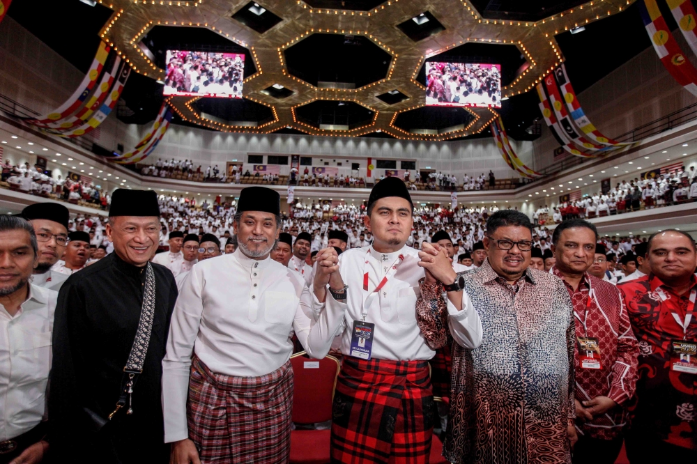 凯里（左2）受阿克玛邀请出席巫青团全国代表大会，受到巫青团党员们的热烈欢迎。-SAYUTI ZAINUDIN摄-