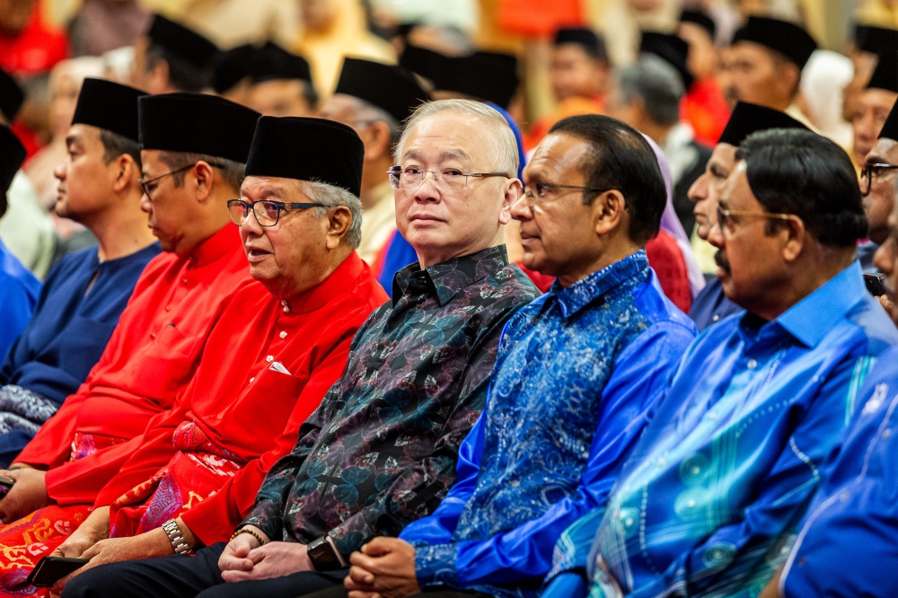 魏家祥出席巫统大会，聆听阿末扎希的主席政策演说。-Firdaus Latif摄-