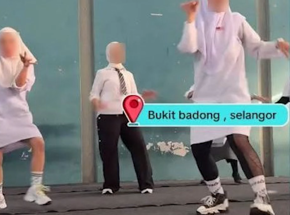 一群女子跳尊巴时的服装，引起违反伊斯兰教义的争议。-图截自视频-