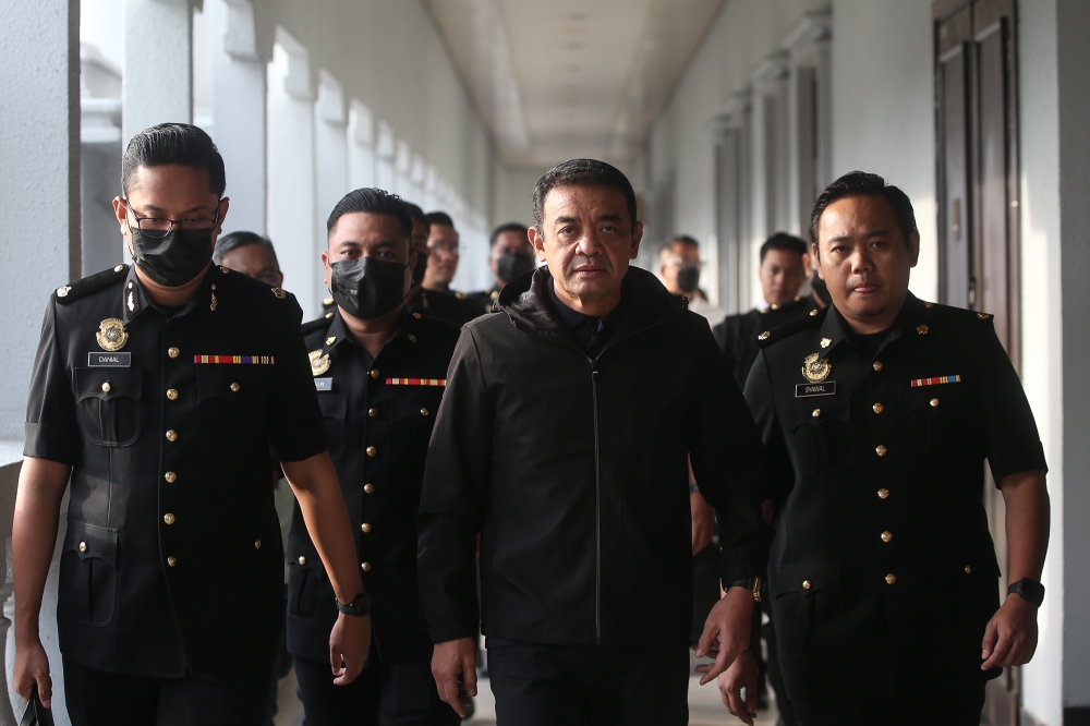 被控4洗钱罪涉逾200万 前陆军司令不认罪