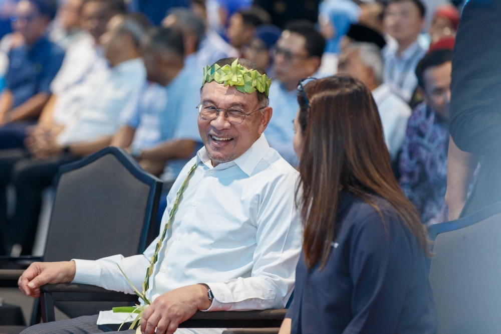 安华出席士毛月公共基础设施发展计划推介礼时心情十分愉快。-Raymond Manuel摄-