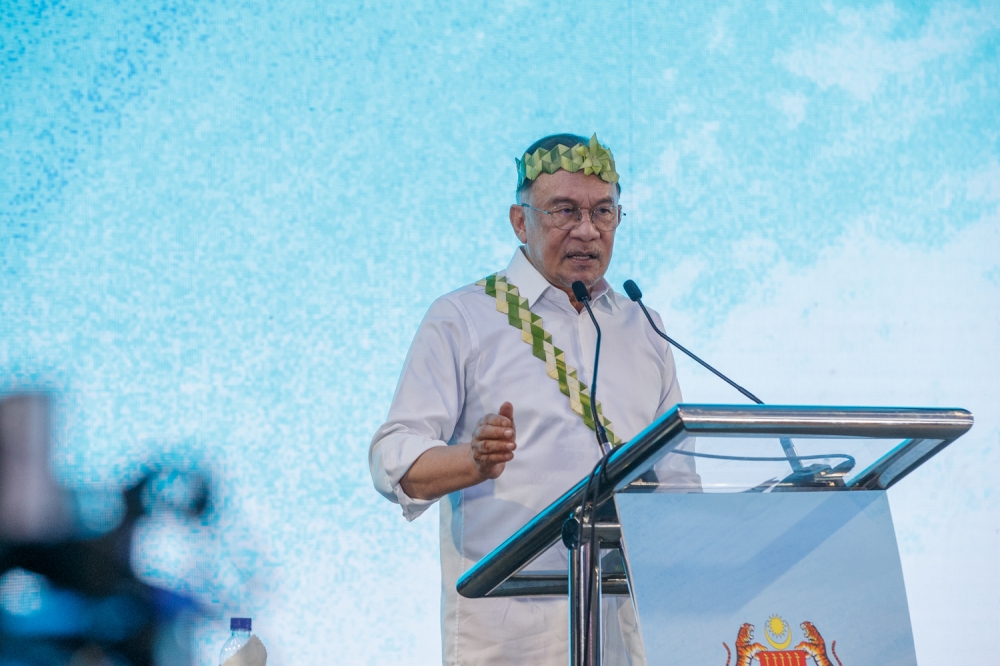 安华说，马来保留地不会因让步发展而消失，政府一定会用其他土地补偿。 -Raymond Manuel摄-