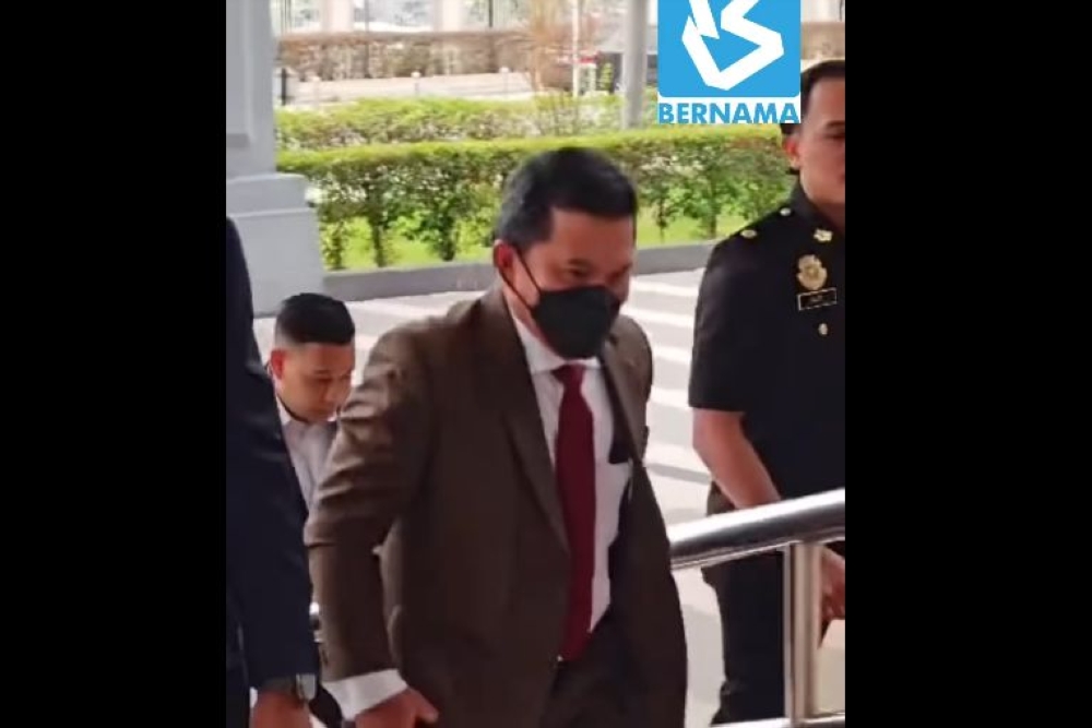 收贿2万美元与逾6万令吉机票 前国防情报总监否认3贪污罪控