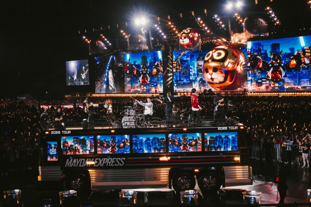 五月天乘坐“Mayday Express”巴士绕场，与歌迷们近距离飙歌。-相信音乐摄-