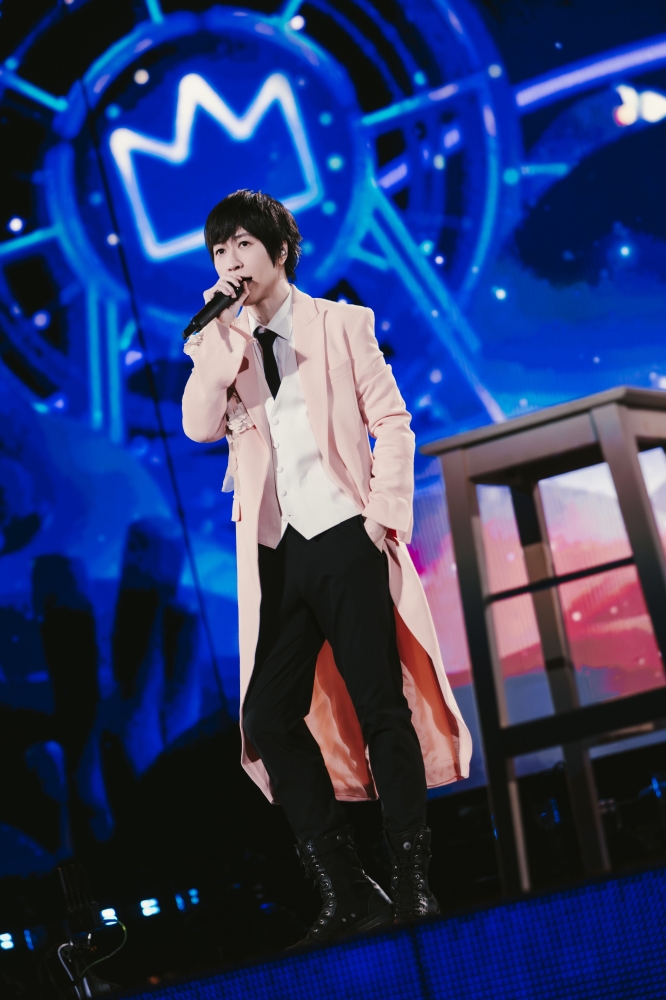 阿信自嘲这件“粉红战衣”让他跌倒两次，但他仍不信邪，在大马再次穿上，结果是平安无事！-相信音乐摄-