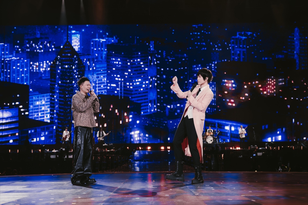 阿信与担任嘉宾的萧秉治同台飙歌。-相信音乐摄-