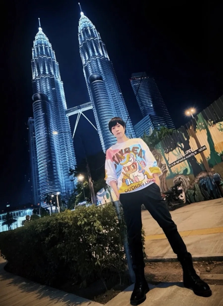 阿信在演唱会结束后，到KLCC打卡。
