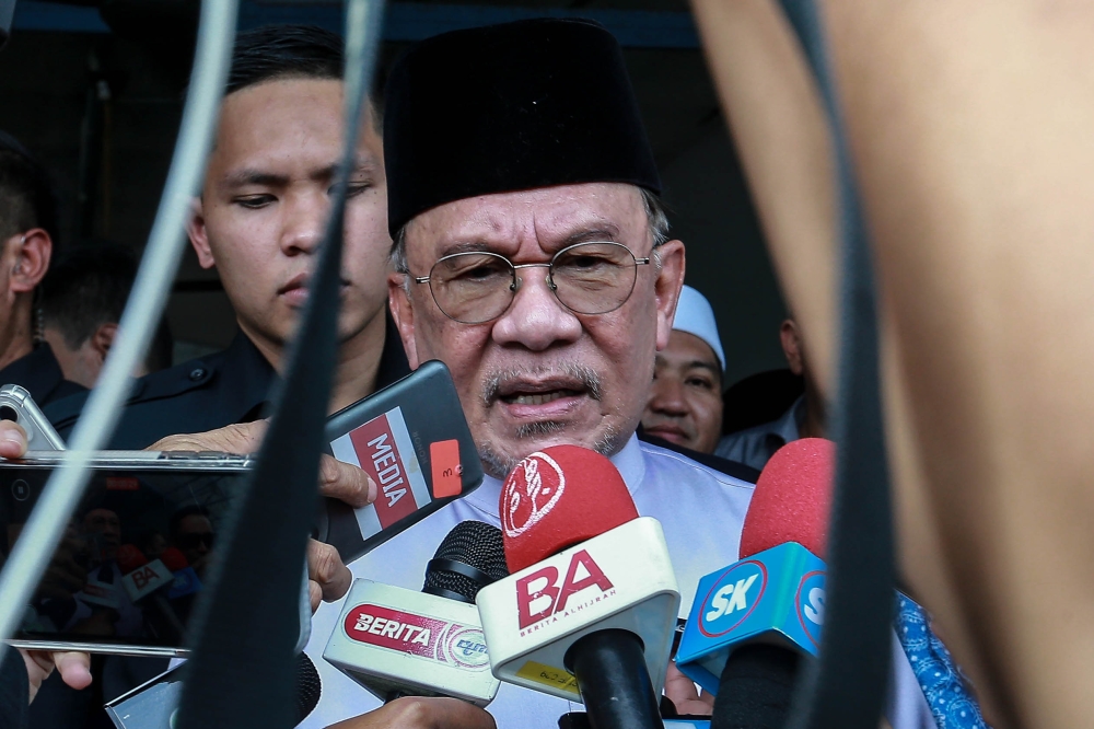 安华表示，他对自己的名字出现在相关文件中毫不知情。-Sayuti Zainudin摄-