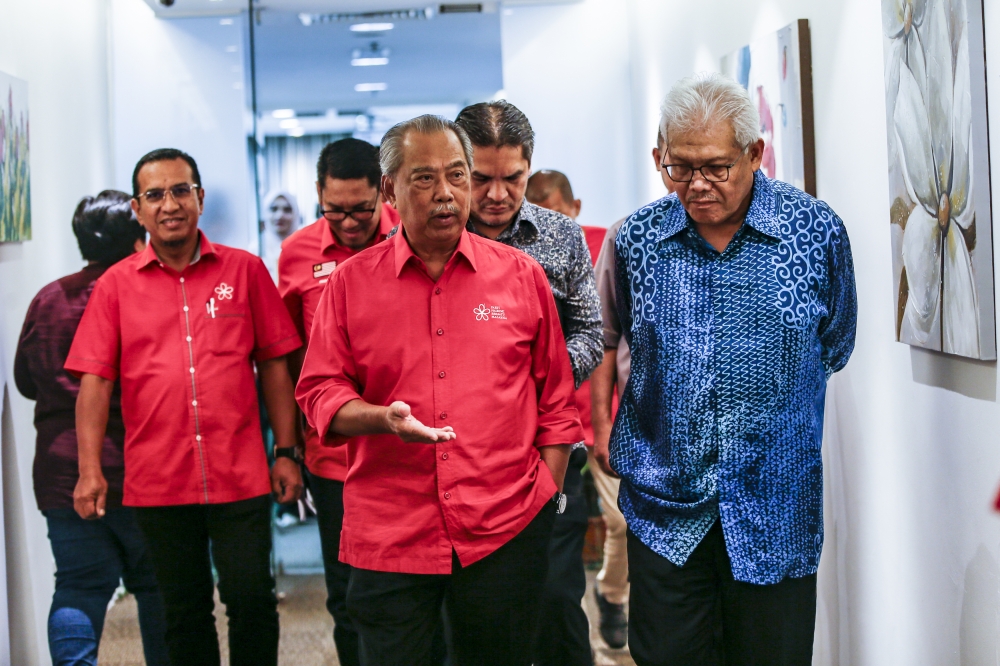 已有多名土团党领袖要求慕尤丁（中）退位，让韩查再努丁（右）领导土团党。-Hari Anggara摄-