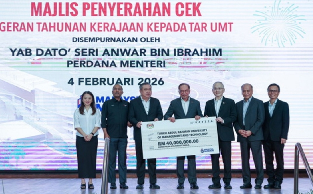 安华（中）移交4000万令吉拨款的模拟支票给魏家祥（右3）。-马新社-