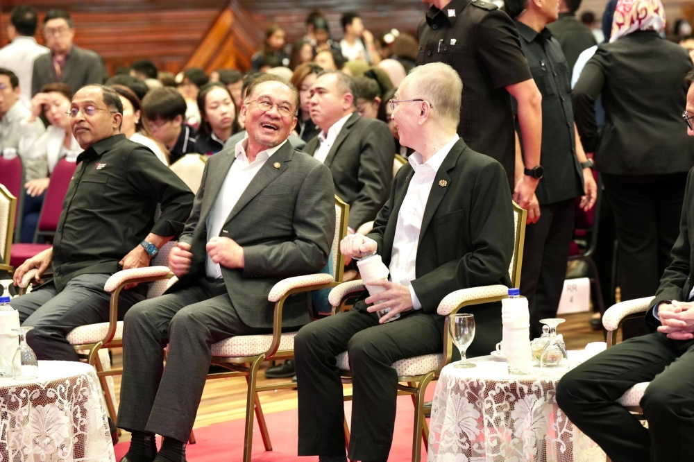 安华亲到拉曼理工大学移交拨款，与魏家祥交谈甚欢。-魏家祥脸书-