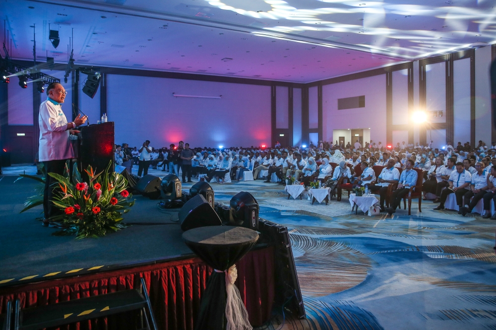 安华周六在鹅唛举行的2026年雪州公正党大会上致词。-Yusof Isa摄-