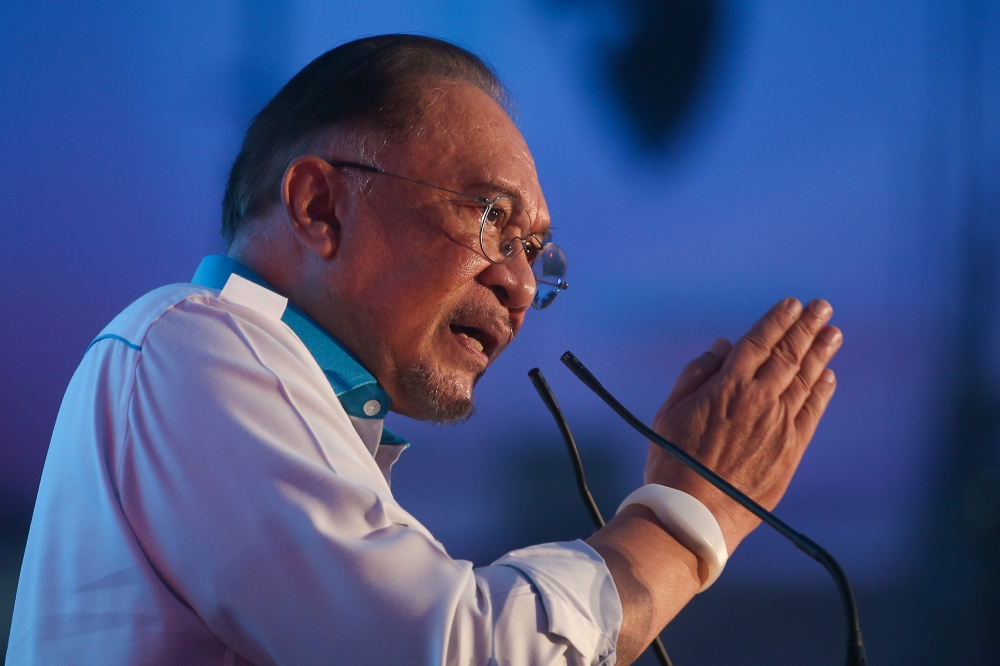 安华周六在雪兰莪鹅唛举行的2026年雪州公正党大会上致词。-Yusof Isa摄-