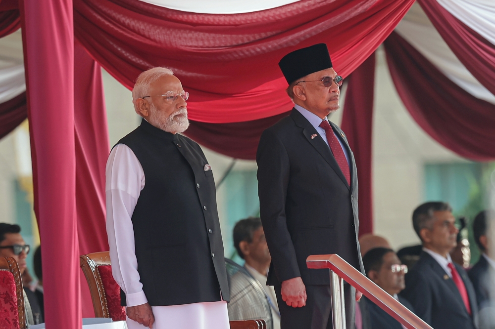 首相安华（右）与印度总理莫迪周日在布城首相署出席官方欢迎仪式。-马新社-