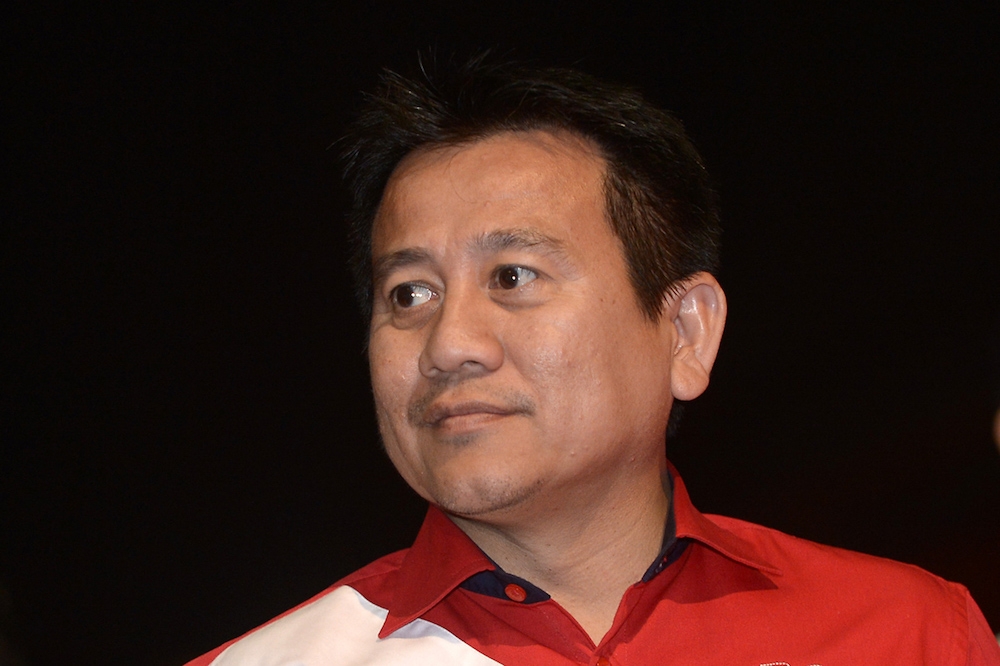 土团党宣传主任顿法依沙表示，未经授权接管该党官方面子书专页的人士，与被开除党籍的前领袖有关。-Mukhriz Hazim摄-