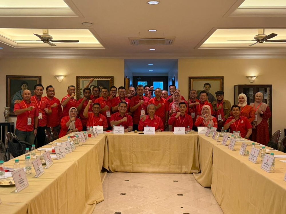 慕尤丁（中）周六主持土团党最高理事会特别会议后表示，开除部分党员是当前恢复党内团结和救党的最佳选择。-图由土团党提供-