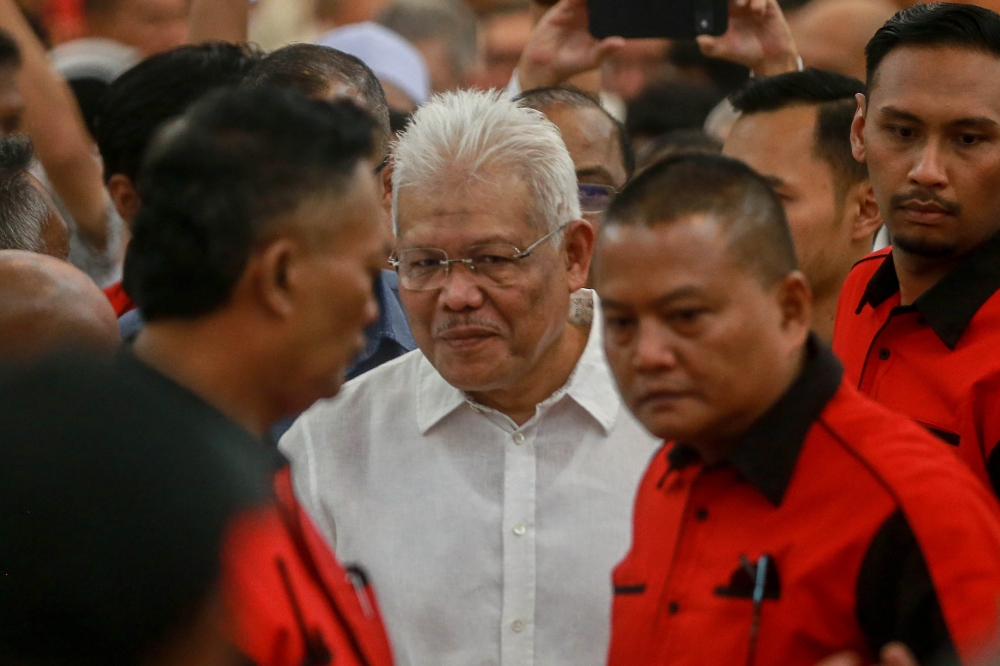 韩查再努丁周六表示，他仍是国会反对党领袖。-Sayuti Zainudin摄-