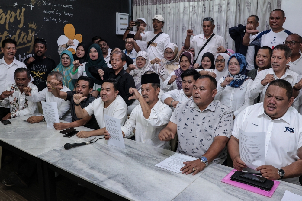 土团党笨珍区部主席依沙阿都哈米周三在记者会上，代表11名区部主席发言。-马新社-