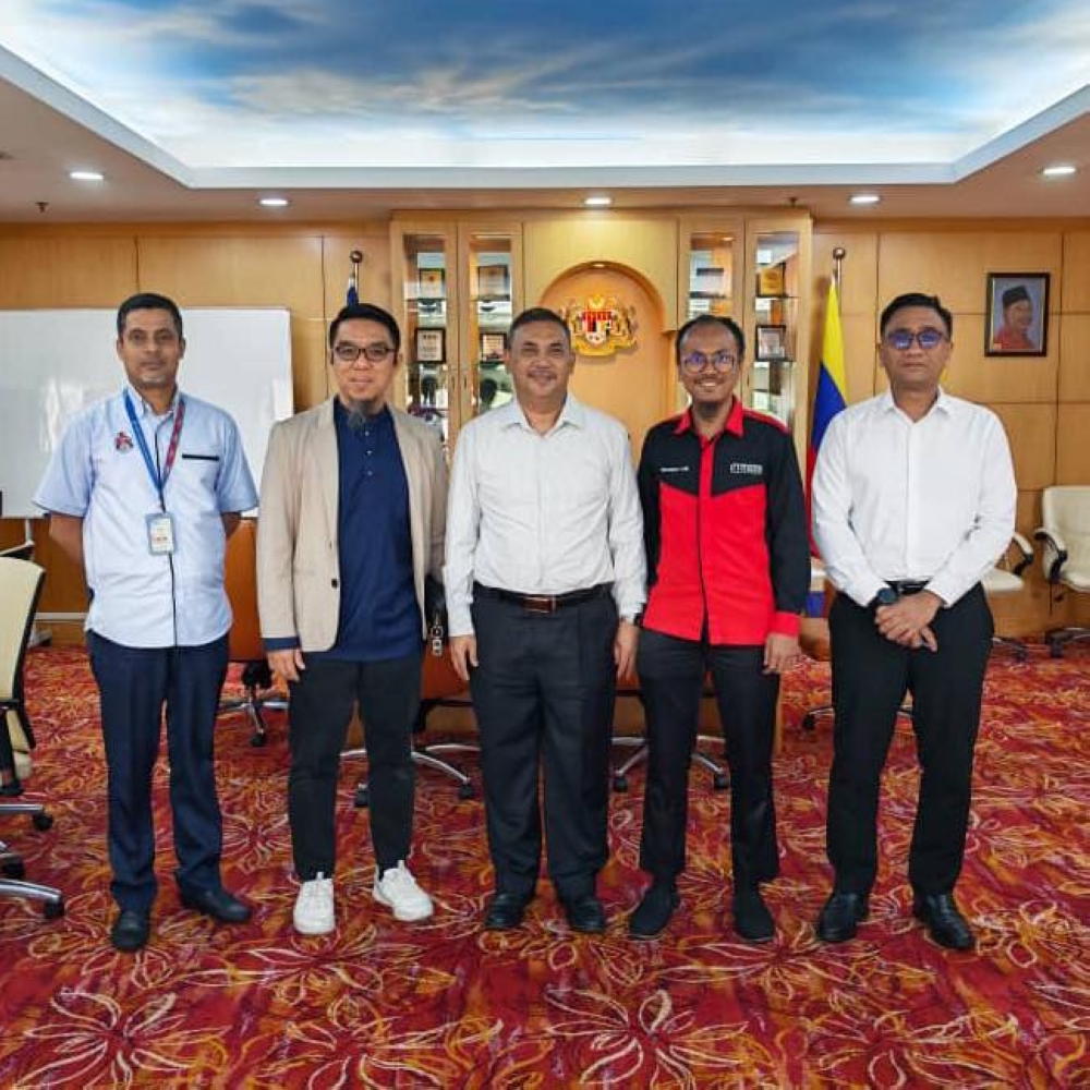 黄伟雄（左2）与MRM成员，受邀与阿兹曼（中）会面。-黄伟雄脸书-