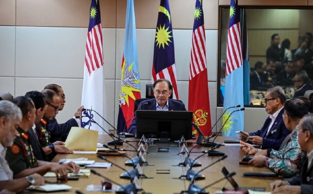 安华在国防部大厦与国防部及武装部队最高领导层会谈。-马新社-