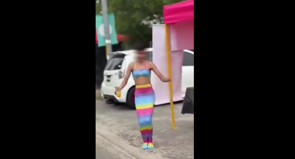 男子穿美人鱼装在摊位前跳舞，视频传开后引起网民批评。-图截自视频-