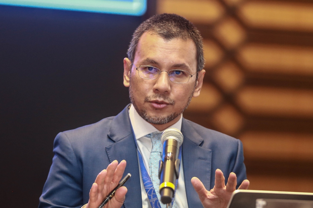 阿末祖卡奈周六在公布公积金派息率的汇报会上表示，根据现行公积金法令，派息必须汇入正确的户头。-Sayuti Zainudin摄-