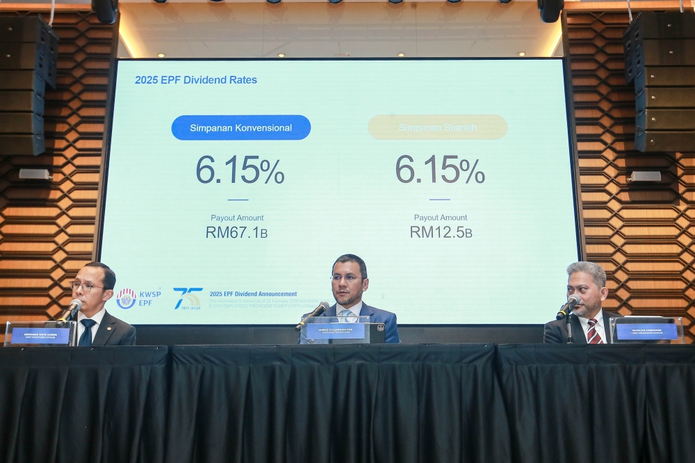 公积金局总执行长阿末祖卡奈（中）周六宣布，2025年传统储蓄户头和伊斯兰储蓄户头的派息率同样是6.15%。-Sayuti Zanudin摄-