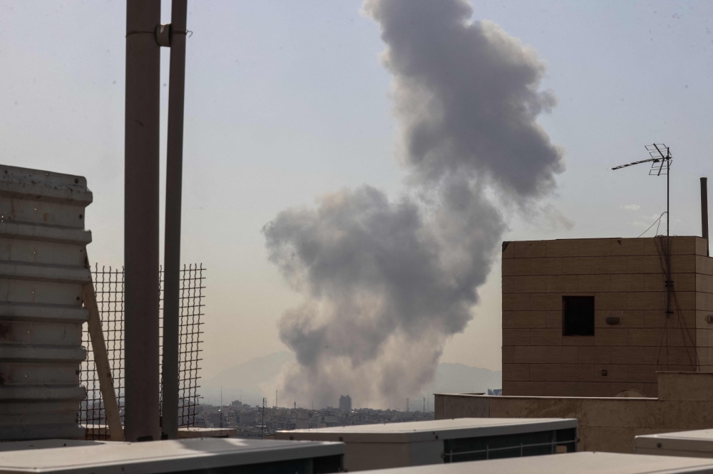 伊朗首都德黑兰周六发生爆炸后升起浓烟。-法新社-