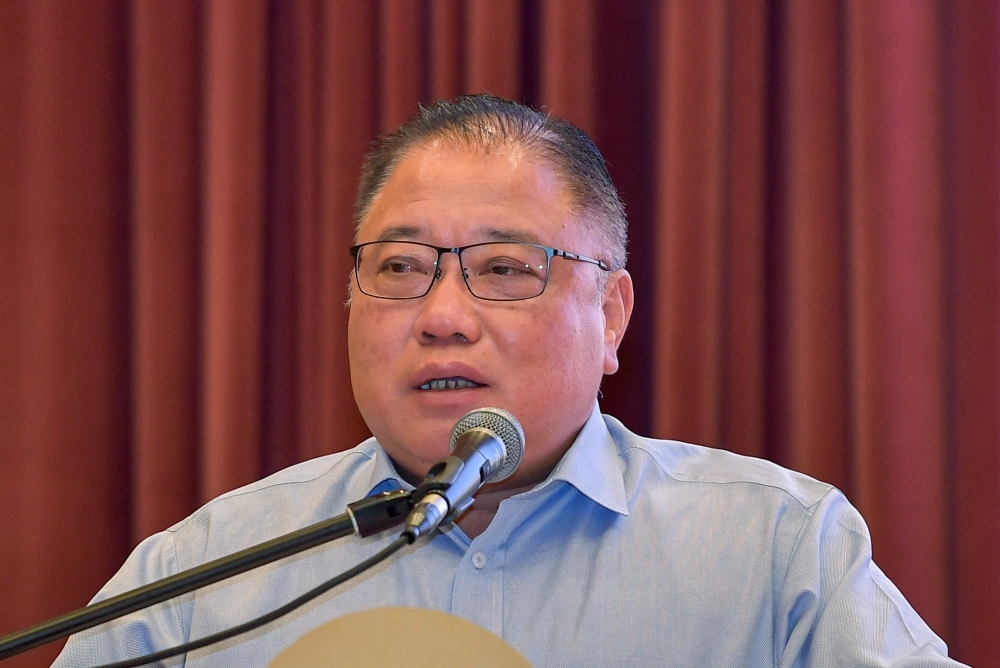 张庆信要求移民局等机构，加强取缔逾期逗留的游客。-马新社-