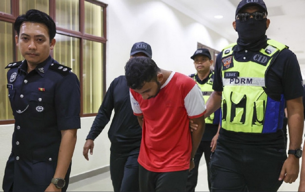 涉及践踏可兰经的UMPSA学生被带往法庭面控。-马新社-