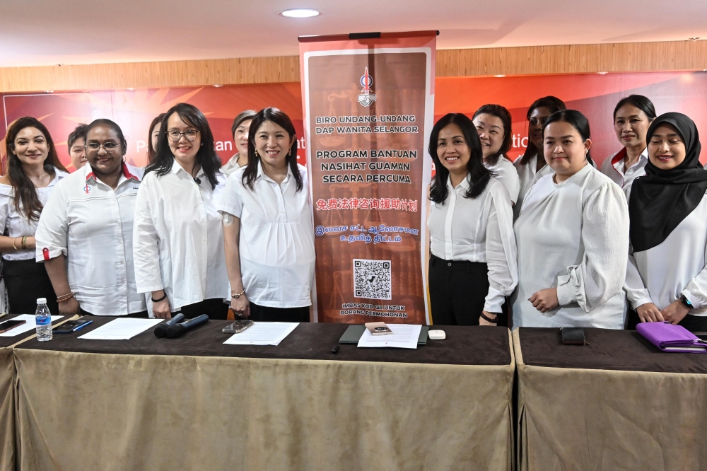 张念群（右3）周日出席配合妇女节举办的雪州行动党妇女免费法律咨询计划推介礼。-马新社-