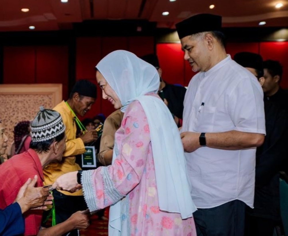 杨巧双出席活动时戴头巾，引起部分网民的评论，质疑她是为了讨好穆斯林而这样做。-图取自杨巧双脸书-