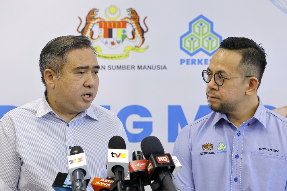 陆兆福（左）劝告沈志强，勿要再议论下届槟州首长的人选。-马新社-