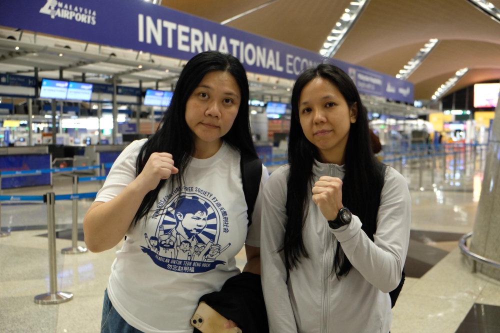赵丽兰（左）和孔慧颖周日在吉隆坡国际机场，准备启程前往瑞士日内瓦。-图取自赵明福民主促进会面子书-