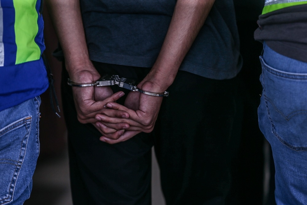 男子因为踏可兰经，侮辱伊斯兰罪成，被判坐牢9个月。-Hari Anggara摄-