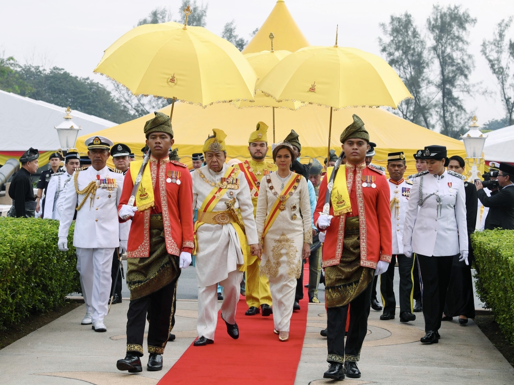 苏丹沙拉弗丁与苏丹后诺拉西京祝贺全民开斋节快乐，同时呼吁穆斯林团结。-马新社-