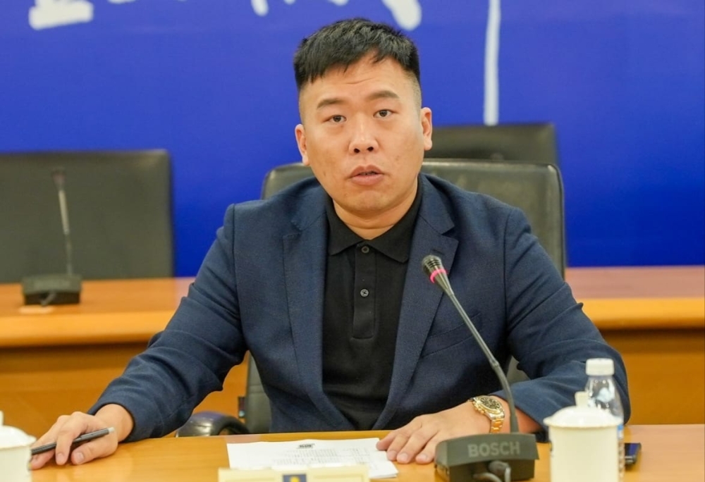 黄子轩认为，莫哈末沙布应该设法解决粮食问题，而不是要求人民自己解决问题。