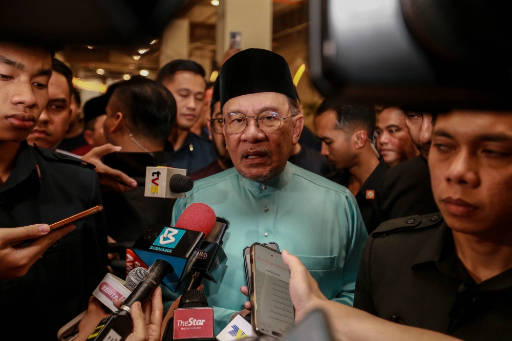 安华表示，全球油价上涨导致政府补贴在不到一周内从约7亿令吉增至32亿令吉。-Sayuti Zainudin摄-